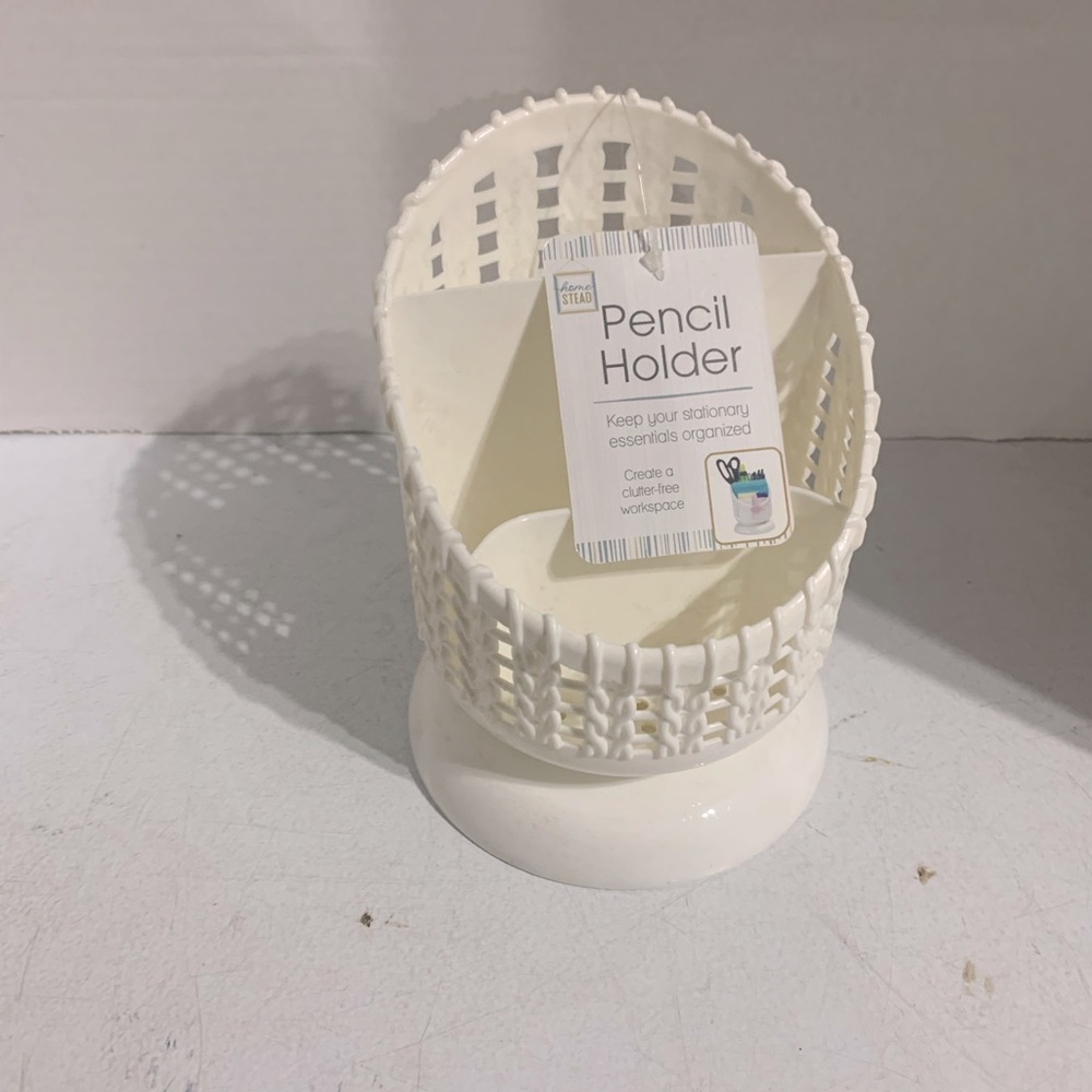 **CLEARANCE** NWT PENCIL OR MAKE UP BRUSH HOLDER
